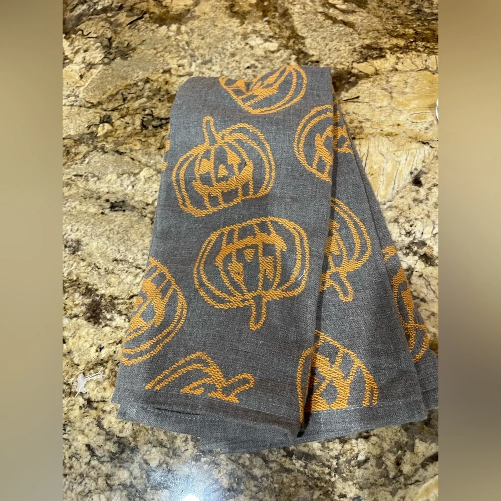 Cupcakes and Cashmere charcoal infused pumpkins kitchen towel set - Brand new!
